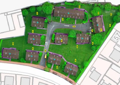 Drohnen-Orthofoto einer Wohnanlage mit farblich markierten Gebäuden, Grünflächen und Nummerierungen zur detaillierten Liegenschaftskartierung für das Facilitymanagement