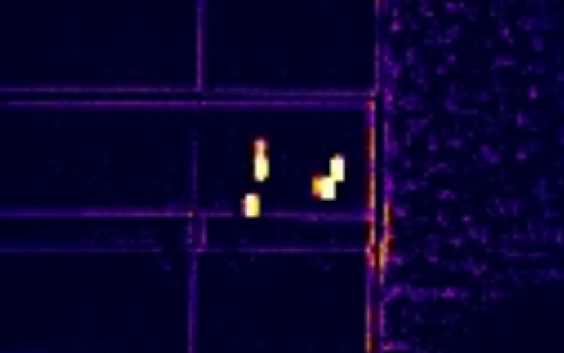 Thermografie-Hotspots auf PV-Modul zur Erkennung defekter Zellen Thermografische Detailaufnahme eines PV-Moduls mit deutlich erkennbaren Hotspots zur Identifikation defekter Zellen bei der Drohneninspektion von Solaranlagen