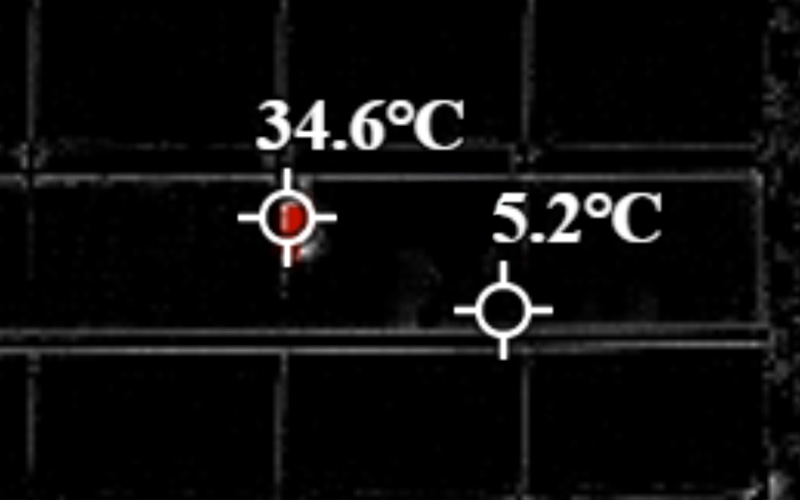 Thermografie-Drohnenaufnahme mit präziser Temperaturmessung auf PV-Modul Thermografische Detailaufnahme eines PV-Moduls mit markierten Temperaturmesspunkten zur Visualisierung von Temperaturunterschieden und Analyse typischer Einsatzgebiete der Thermografie-Drohnen im B2B-Bereich