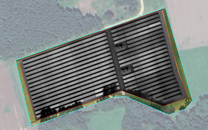 Thermografie-Drohneninspektion eines Solarparks zur Analyse von PV-Modulen Thermografische Drohnenaufnahme eines Solarparks mit deutlich sichtbaren Modulreihen zur Inspektion von PV-Anlagen und Erkennung defekter Solarmodule